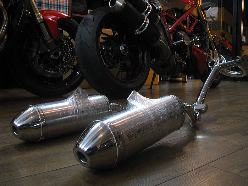 DUCATI STR-Fと無限ツインマフラー_f0178858_20511496.jpg
