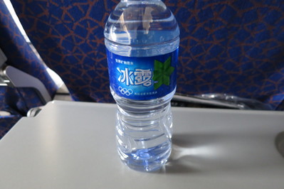 中国南方航空のサービスの一つで ペットボトルのお水を配ります せっかく行く海外旅行のために