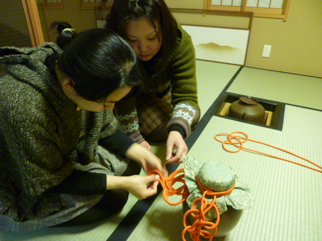 お稽古風景(19)…壺荘（つぼかざり）－③ : 朝日茶道教室