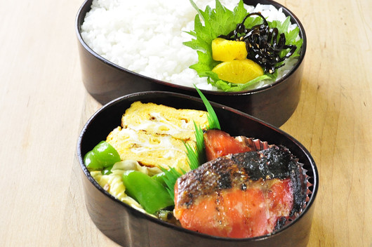 鮭の塩糀漬け弁当_b0171098_9504842.jpg