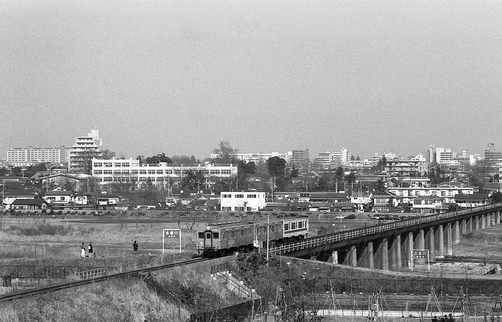 八高線多摩川橋梁にてキハ35系_f0203926_1717628.jpg