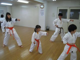 日曜空手 新川教室 親子、夫婦で楽しく空手!_c0118332_16361949.jpg
