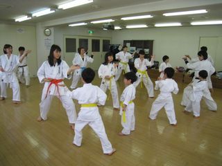 日曜空手 新川教室 親子、夫婦で楽しく空手!_c0118332_1636442.jpg