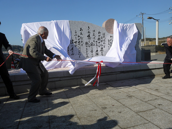 不朽の名曲「さくら貝の歌」歌碑除幕式12・16由比ガ浜海岸_c0014967_23113690.jpg