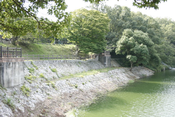 烏原貯水池の概要と初代神戸市長鳴瀧幸恭の銘板_b0118987_862522.jpg