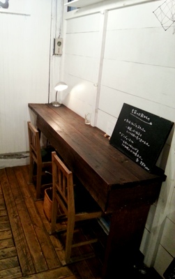 古い市場の一角にある素敵なお店_d0249193_16483237.jpg
