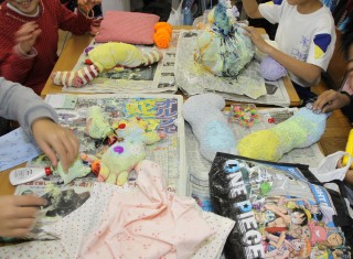 ３年生 図工 くつ下や手ぶくろにまほうをかけると 吹っ子校長 奮闘記