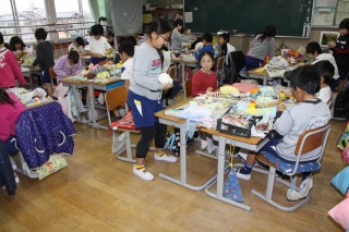 ３年生 図工 くつ下や手ぶくろにまほうをかけると 吹っ子校長 奮闘記