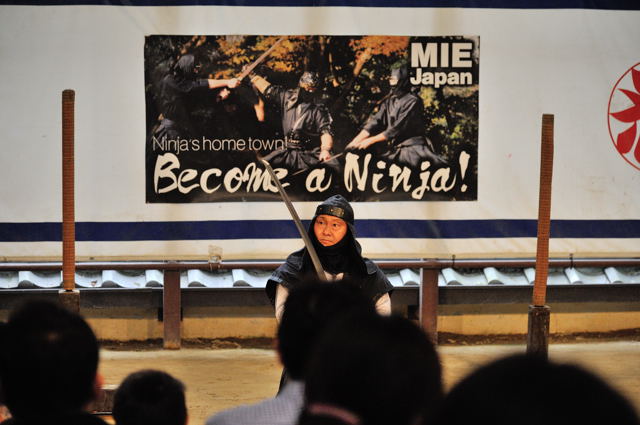 伊賀の町で忍者アトラクションショーを見てみよう！_c0081462_2052942.jpg