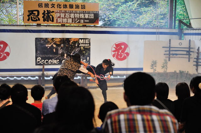 伊賀の町で忍者アトラクションショーを見てみよう！_c0081462_20545626.jpg