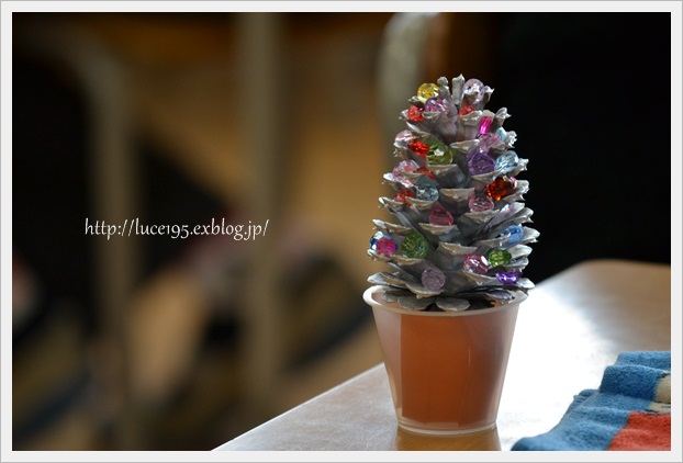 松ぼっくりでクリスマスツリー作り_f0120736_10402439.jpg