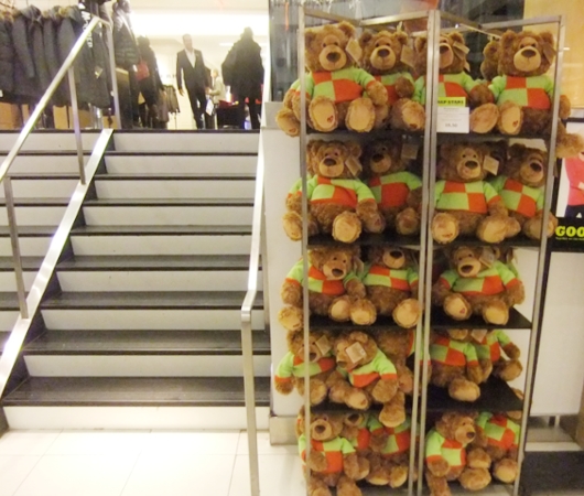 ブルーミングデールズの売上の一部が寄付金になるクマちゃん_b0007805_1262516.jpg