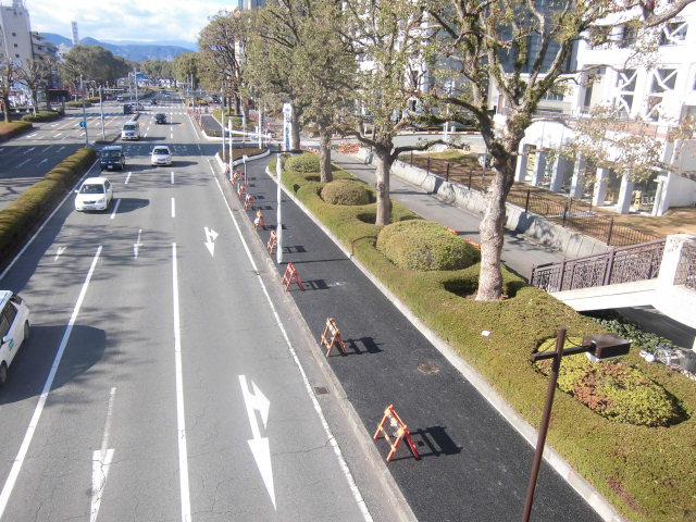 市役所南側・青葉通りの自転車道整備が進んでいます_f0141310_8232460.jpg