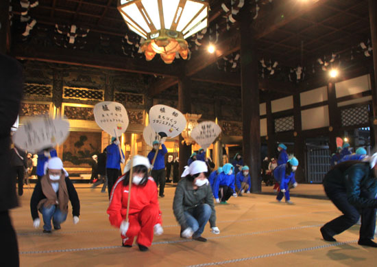 本願寺のすす払い_e0048413_15491736.jpg