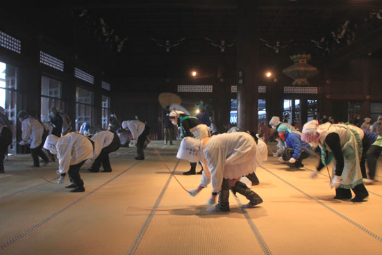 本願寺のすす払い_e0048413_15494174.jpg