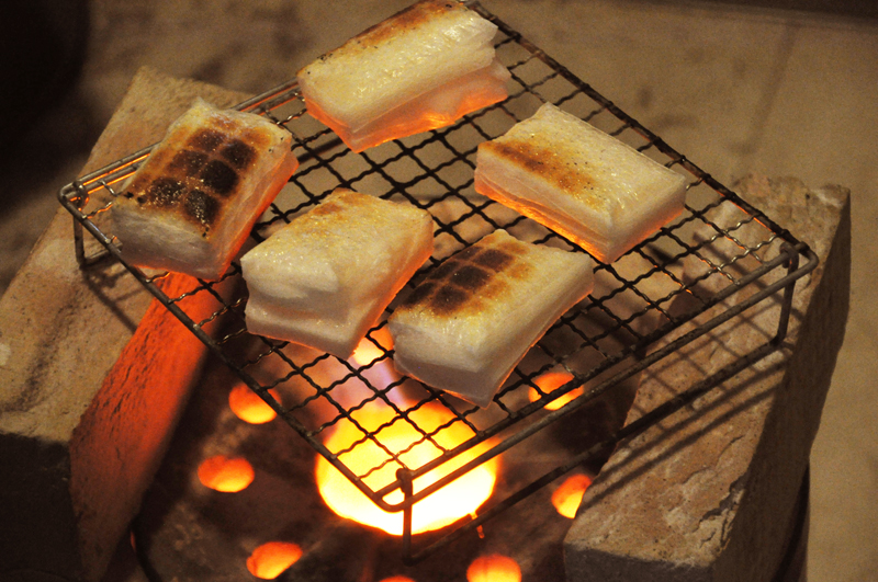 七輪でお餅を焼きました〜！_e0162117_9321516.jpg