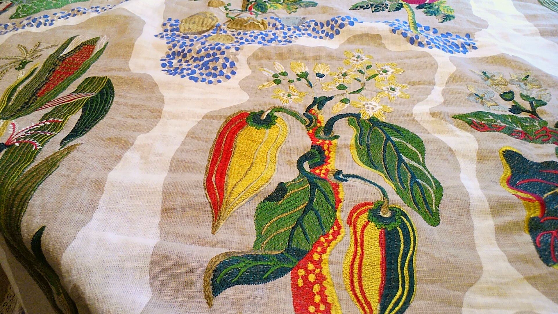 刺繍のカーテン生地で、テーブルクロスを作りました。_c0157866_2212462.jpg