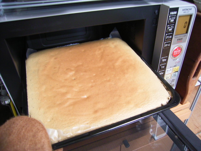 ロールケーキとお知らせ_b0206421_18382793.jpg