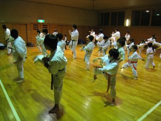 土曜日空手 稽古納め 新しい仲間も!_c0118332_23573894.jpg