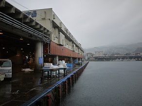 小田原魚市場食堂の地アジフライでスタート_c0030645_2115419.jpg