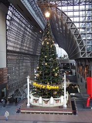 京都駅、大階段にもクリスマスツリー現る！_b0067283_9293053.jpg