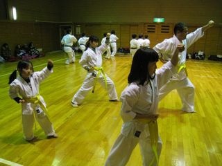 土曜日空手 稽古納め 新しい仲間も!_c0118332_004790.jpg