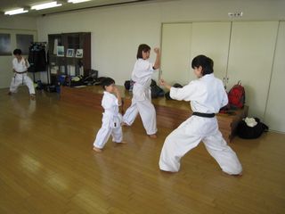 日曜空手 稽古納めは1000本突き!_c0118332_12515254.jpg