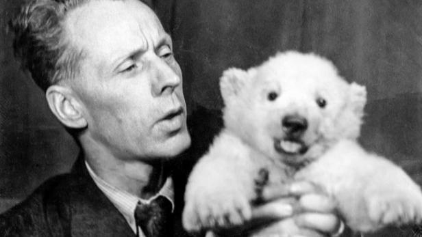 チェコ・プラハ動物園での1942年のホッキョクグマ人工哺育記録集が出版となる ~ ドイツ軍占領下での快挙_a0151913_1932880.jpg