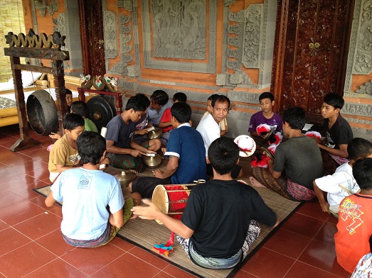 スバックタボラ・ヴィラにて、子供達の楽器や踊りの練習が見られます Latihan anak2 di Subak Tabola Villa_a0120328_9562985.jpg