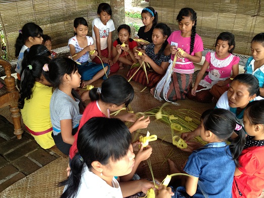 スバックタボラ・ヴィラにて、子供達の楽器や踊りの練習が見られます Latihan anak2 di Subak Tabola Villa_a0120328_9574827.jpg