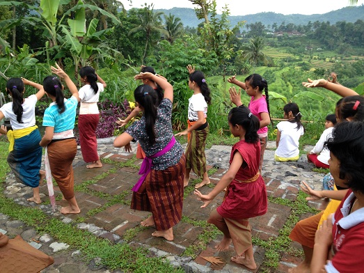 スバックタボラ・ヴィラにて、子供達の楽器や踊りの練習が見られます Latihan anak2 di Subak Tabola Villa_a0120328_9592185.jpg