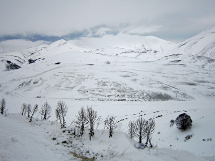 清流と白雪、冬のシビッリーニ_f0234936_7461325.jpg
