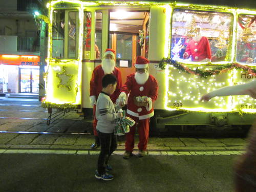 クリスマス電車に出会えました。_b0197533_1215972.jpg