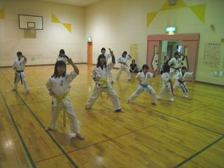 新発寒道場 稽古納め ほとんど女の子でした!_c0118332_236499.jpg
