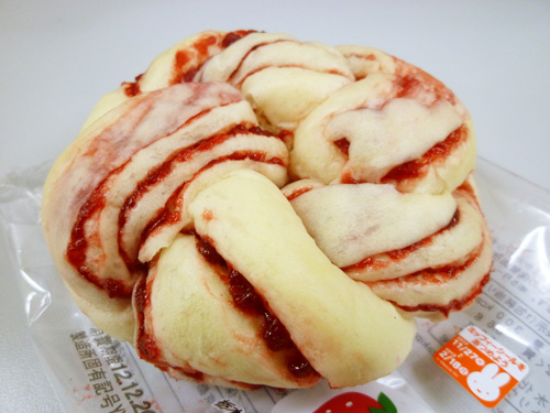 しっとり苺パン(栃木県産とちおとめ苺のソース使用)@ローソン_c0152767_2243275.jpg