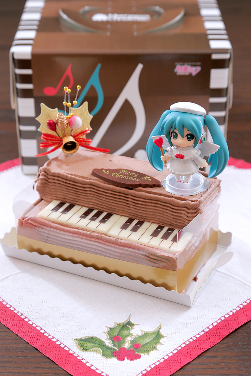 ファミリーマート限定「初音ミク クリスマスピアノケーキ」_e0281095_1213480.jpg