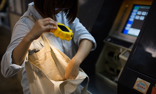 モノの価値や意義は何で決まるの? 　希望の光、Little Sunの例_b0007805_10525921.jpg