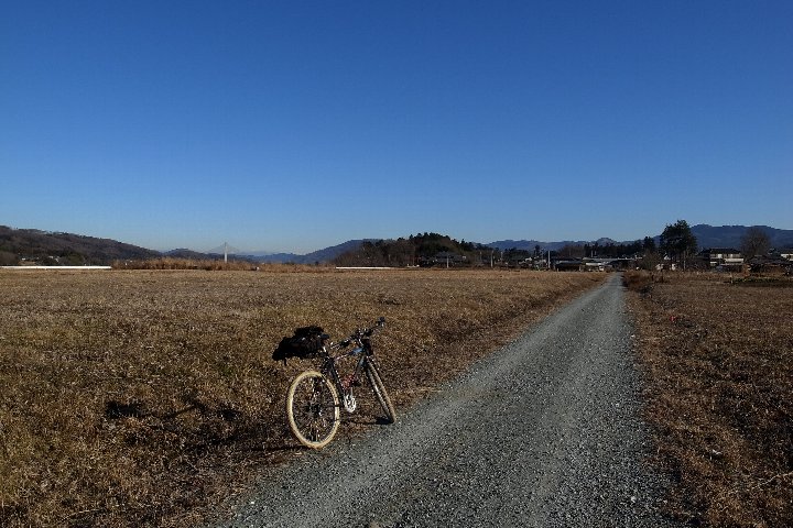 冬の青空と通勤ロード_a0268412_23565120.jpg