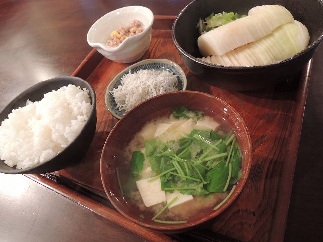 和朝食　（三つ葉と豆腐の味噌汁・納豆・釜揚げしらす・沢庵）_b0007571_21481374.jpg