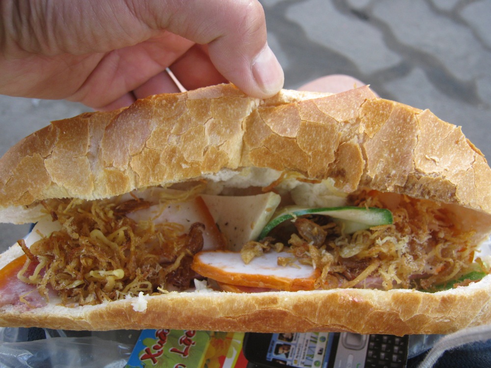 ベトナムのサンドイッチ「バインミー」_a0034487_1628960.jpg