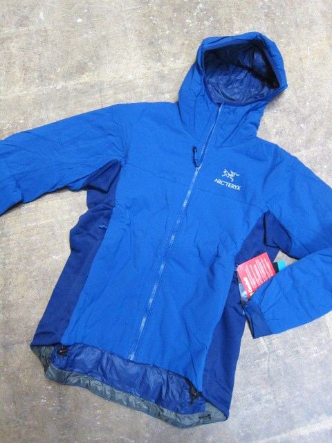 ARK\'TERYX ・・・ ATOM LT HOODY (新 & 再)。。。今冬・大人気です!☆!_d0152280_21243167.jpg