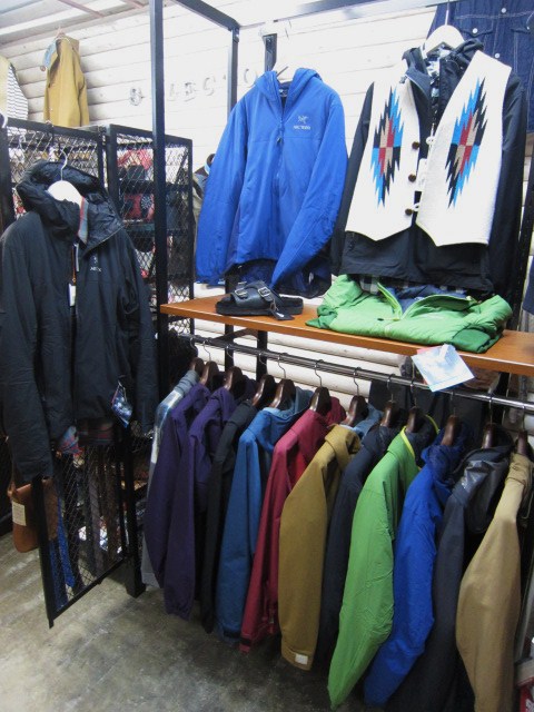 ARK\'TERYX ・・・ ATOM LT HOODY (新 & 再)。。。今冬・大人気です!☆!_d0152280_21245273.jpg