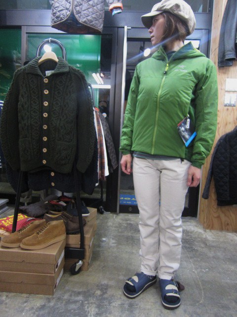 ARK\'TERYX ・・・ ATOM LT HOODY (新 & 再)。。。今冬・大人気です!☆!_d0152280_220613.jpg
