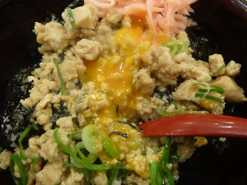 早朝のご飯は牛丼屋の新製品の鶏そぼろ丼です。_c0225997_1383728.jpg