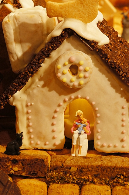 無印良品にはクリスマスのお菓子の家のジオラマが~♪_b0145398_936345.jpg