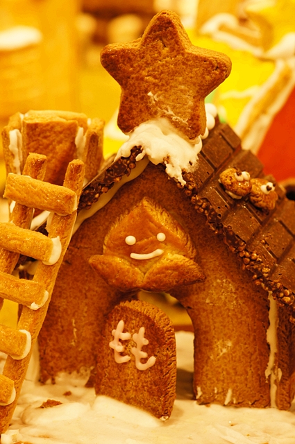 無印良品にはクリスマスのお菓子の家のジオラマが~♪_b0145398_937194.jpg