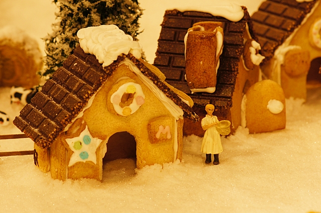無印良品にはクリスマスのお菓子の家のジオラマが~♪_b0145398_9381863.jpg