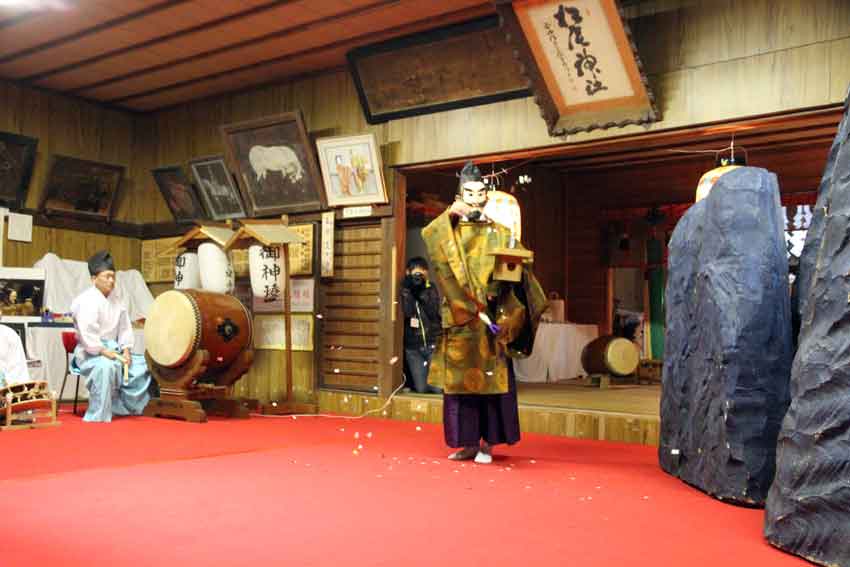 2013年松尾神社「天の岩戸神楽」♪_d0058941_1952446.jpg