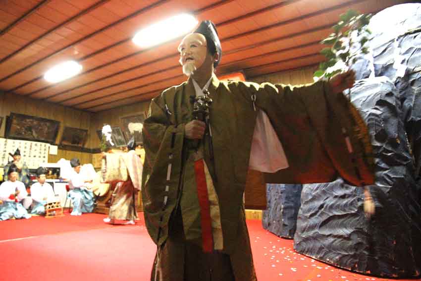 2013年松尾神社「天の岩戸神楽」♪_d0058941_19561231.jpg