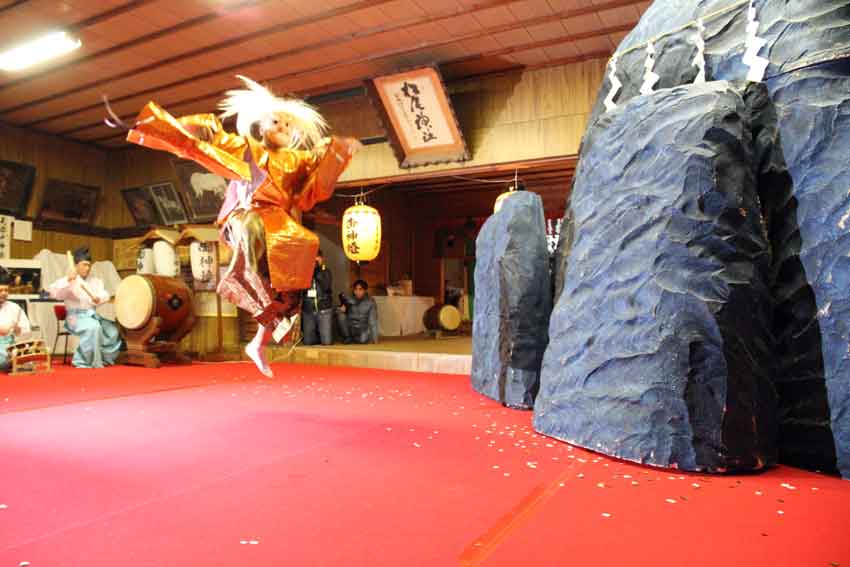 2013年松尾神社「天の岩戸神楽」♪_d0058941_2004569.jpg